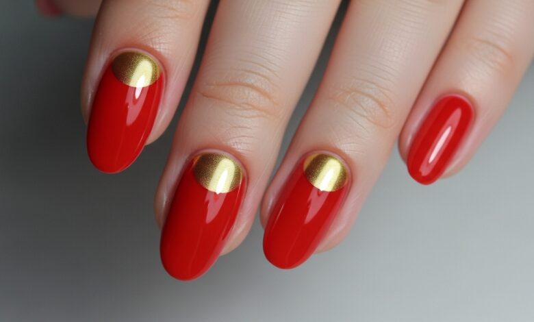 Rote Nägel mit Glitzer