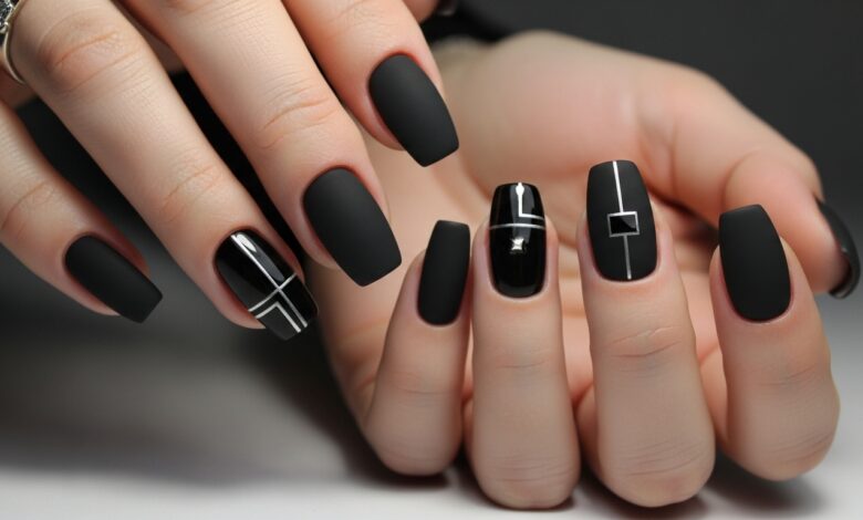 schwarze Nägel mit Glitzer