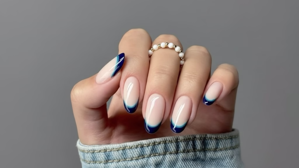 blaue nägel kurz french